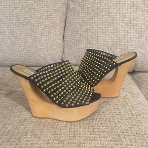 Steve Madden Luccious gold studded wedges